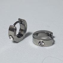 Argola em aço hipoalergênico fecho clic pp Com uma zircônia