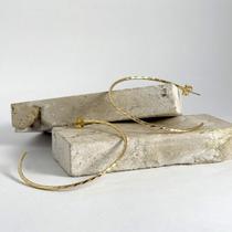 Argola fina aro torcido dourada