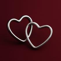 Argola formato Coração em prata 925 lisa Elegante e requintada Argola formato Coração em prata 925 lisa Elegante e requintada