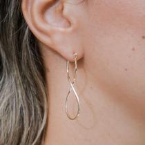 Argola Infinito Fio Torcido Fecho Italiano Semijoia Banhada em Ouro 18k - BR022025 Argola Infinito Fio Torcido Fecho Italiano Semijoia Banhada em Ouro 18k - BR022025