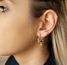 Argola oito zirconias rainbow com banho em ouro