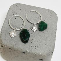 Argola oval em prata 925 com pingentes de quartzo verde para saúde