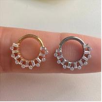 Argola titânio crown clicker com zircônias e fecho clicker