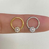 Argola titânio flor com seis zircônias clicker Argola titânio flor com seis zircônias clicker