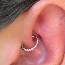 Argola titânio horus eye com zircônias e fecho clicker Argola titânio horus eye com zircônias e fecho clicker