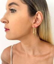 Argola torcida dourada grande Argola torcida dourada grande