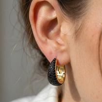 Argola zircônias banhada a ouro 18k
