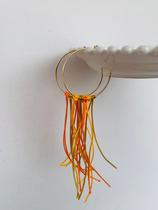 Argolas douradas com franja Laranja Amarelo macramê