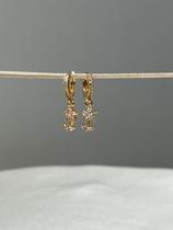 Argolinha com Pingente de Flor Com Cabo e Folhas Cravejadas - Semijoia Banhada a Ouro 18K