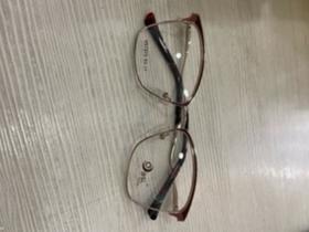 Armação em metal dourada.