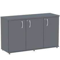 Armário Baixo Credenza PE25 Pandin 121,50 cm (largura) em MDP Cor Grafito com Três Portas Armário Baixo Credenza PE25 Pandin 121,50 cm (largura) em MDP Cor Grafito com Três Portas
