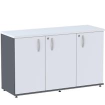 Armário Baixo Credenza PE25 Pandin 121,50 cm (largura) em MDP Cor Grafito e Branco com Três Portas Armário Baixo Credenza PE25 Pandin 121,50 cm (largura) em MDP Cor Grafito e Branco com Três Portas