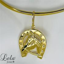 Aro liso folheado em ouro 18k com pingente de ferradura com cavalo