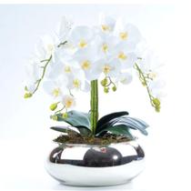 Arranjo 6 Orquídeas Artificiais Brancas em Vaso Prata Oasis Arranjo 6 Orquídeas Artificiais Brancas em Vaso Prata Oasis