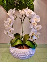Arranjo Artificial 2 Orquídeas Brancas Vaso de Cerâmica Branco - FLORESCER DECOR