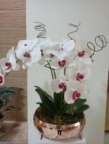 Arranjo Artificial Orquídeas Brancas com Folhagem. Arranjo Artificial Orquídeas Brancas com Folhagem.