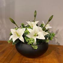 Arranjo Centro De Mesa Lírio Branco Artificial Vaso Preto
