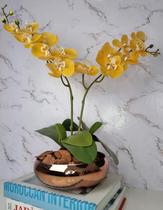 Arranjo Com 2 Orquídeas Amarela Vaso Cobre 22cm - FLORESCER DECOR