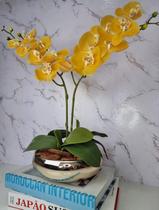 Arranjo Com 2 Orquídeas Amarela Vaso Dourado 22cm - FLORESCER DECOR