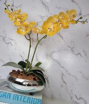 Arranjo Com 2 Orquídeas Amarela Vaso Prata 22cm - FLORESCER DECOR