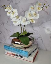 Arranjo Com 2 Orquídeas Branca Vaso Dourado 22cm - FLORESCER DECOR