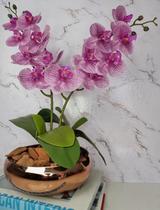 Arranjo Com 2 Orquídeas Violeta Vaso Cobre 22cm Arranjo Com 2 Orquídeas Violeta Vaso Cobre 22cm