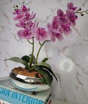 Arranjo Com 2 Orquídeas Violeta Vaso Prata 22cm Arranjo Com 2 Orquídeas Violeta Vaso Prata 22cm
