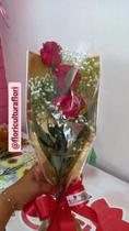 Arranjo com 3 rosas vermelhas naturais
