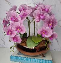 Arranjo Com 4 Orquídeas Violeta Vaso Cobre 28cm - FLORESCER DECOR