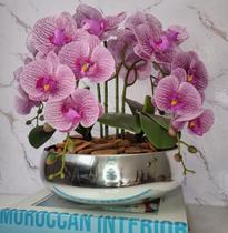 Arranjo Com 4 Orquídeas Violeta Vaso Prata 28cm - FLORESCER DECOR