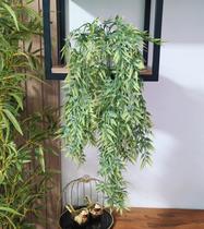 Arranjo com folhagem de bambo verde pendente 65cm com vaso