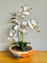 Arranjo com Orquídea Toque Real em Vaso de Cerâmica Artesanal Pintado a Mão Exclusiviso