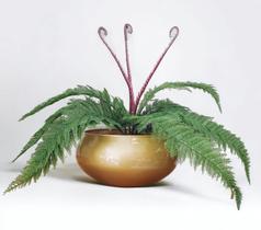 Arranjo com samambaia pendente folhagem e vaso Dourado Arranjo com samambaia pendente folhagem e vaso Dourado