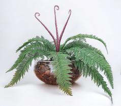 Arranjo com samambaia pendente folhagem e vaso vidro Arranjo com samambaia pendente folhagem e vaso vidro