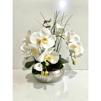Arranjo Completo 3 Hastes Orquídeas Brancas de Silicone no Vaso Martelado Metalizado Inox Prata - ZENT FUTURE