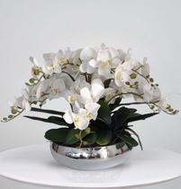 Arranjo de 6 Orquideas Artificiais Brancas Silicone e Vaso Arranjo de 6 Orquideas Artificiais Brancas Silicone e Vaso