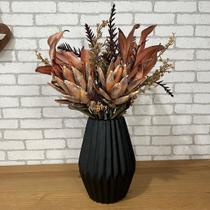 Arranjo de cerâmica preto fosco canelado com buquê flores de protéa e folhas secas 48ax30l/cm