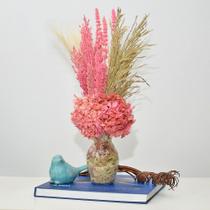 Arranjo de flores desidratadas com hortênsia rosa + vaso de vidro