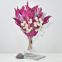 Arranjo de flores desidratadas eucalipto rosa com vaso de vidro