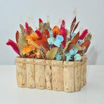 Arranjo de flores desidratadas jardineira de madeira flores coloridas