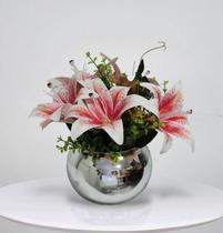 Arranjo de flores lírios artificiais no vaso prata espelhado