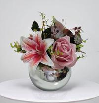 Arranjo de Flores Lírios e Rosas no vaso terrário Prata - La Caza Store