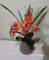 Arranjo de flores orquídea phalaenopsis artificial na cor laranja