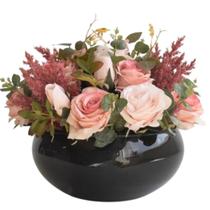 Arranjo de flores rosas artificiais delicadas vaso preto Arranjo de flores rosas artificiais delicadas vaso preto