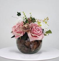 Arranjo de flores rosas artificial com o vaso terrário