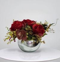 Arranjo de flores rosas vermelhas artificiais no vaso prateado