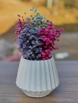 Arranjo de Flores SempreVivas Naturais em Vaso Decorativo, 15 cm, Branco com Padrão Art Déco
