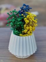 Arranjo de Flores SempreVivas Naturais em Vaso Decorativo, 15 cm, Branco com Padrão Art Déco