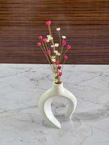 Arranjo de Flores SempreVivas Naturais em Vaso Decorativo, 15 cm, Branco com Padrão Art Déco