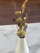 Arranjo de Flores SempreVivas Naturais em Vaso Decorativo, 15 cm, Branco com Padrão Art Déco